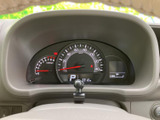 視認性の高いメーターで、運転に必要な情報を的確に把握できます。速度や回転数などを一目で確認でき、安全運転をサポートします。