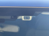 【アイサイトVer2】前方の車両等を検知し、衝突しそうな時は警報で注意を促し、ブレーキを踏む力をサポート。ブレーキを踏めなかった場合は衝突被害軽減ブレーキが作動、衝突回避をサポートします。