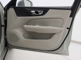 運転席ドアの全景です。キャビンを彩るすべてのものに、機能を形にした美しさが備わっています。