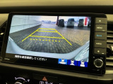 リバースギアに入れるだけで後方の表示へ切り替わります。夜間や雨の日の駐車も楽になりますよ。