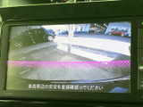 車両後方の様子をモニターで確認でき、駐車時に周囲の状況を把握する際に役立ちます。画面内には注意を促す表示もあり、停車位置や周辺を確認しながら操作できます。