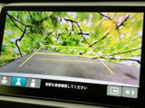 周囲の様子をモニターで確認でき、駐車時などに車の周りを把握する際に役立ちます。画面にはガイド表示もあり、確認を助ける装備として日常の運転をサポートします。