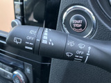 表示がレバー上にまとめられており、操作内容を目で確かめやすい仕様です。運転席から手を伸ばしやすい位置にあり、天候の変化に応じた操作を支えます。
