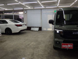 当店では専任のメカニックが大切なお客様のお車を一台一台丁寧に整備いたします。自社認証工場にてリフトアップし下回りまでキッチリ検査いたします。
