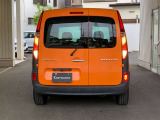 ご納車の前には専門スタッフによる点検・整備を実施いたします。さらにはご納車後のカーライフを想定し、各機関・電気系統のチェック、ロードテストも行いますので、ご遠方のお客様もご安心下さいませ。