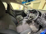 運転席は大きな座面と包み込むような背もたれが身体全体を支えます。上質なシートを採用し長時間の運転やコーナーの多い道も快適です。座ったときの頭上スペースも余裕たっぷりでロングドライブも楽チンです♪