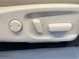 【パワーシート】電動でシートポジションの変更が可能です。手動式より細かくシート設定が可能ですのでより快適な姿勢でドライブを楽しんで頂けるでしょう。