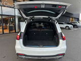 EASY-PACK自動開閉テールゲートとフットトランクオープナーを装備。荷物で手がふさがった場面にも便利です。