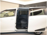 スライドドアの良いところは、乗り降りしやすく、隣の車両にドアをぶつける心配がないことですよね。両側電動スライドドアですから、運転席から開け閉めが操作できますよ。