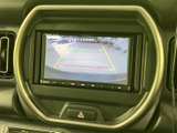 後方の様子を画面で確認でき、ガイドラインも表示されています。駐車時に周囲との距離や車両の向きを把握する目安となり、切り返しや車庫入れをサポートします。