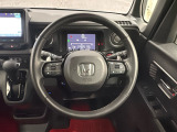 ハンドルにHondaセンシング系のクルーズコントロールやレーンキープアシストなどのスイッチと、オーディオの操作スイッチが装備されています。ハンドルから手を離さず安全に操作できます。
