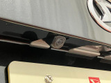 【バックカメラ】 駐車時に車両後方の様子を見ることができるので、運転の不安を軽くします。