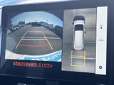 後方映像に加え、車両を上から見た表示も確認でき、駐車時の周囲確認をサポートします。画面上の目安を参考にしながら車庫入れや後退を行える、毎日の運転で頼りになる装備です。