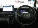 運転にかかわる様々な操作を安全に行えるように視点移動が少なく、操作性に配慮されたスイッチ類が凝縮されたコクピットです。