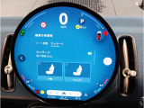 MINIのインテリアで最大のアイコンとなっているのがダッシュボードの中央に置かれた大型のセンターメーターです。現在のMINIは、センターメーターをセンターディスプレイへと形を変えて受け継がれています。