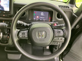 ステアリングには複数のスイッチが配置され、運転姿勢を保ちながら必要な操作を行いやすい構成です。メーターや周辺の表示も見渡しやすく、日常の運転をサポートします。