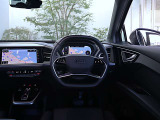 内装はシンプルに使い勝手を考え作られています。お車を運転する感覚をダイレクトに体感して頂けます。室内も広くロングドライブにも快適にお過ごしいただけます。