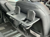 運転席、助手席後ろにはセカンドシート用テーブル&ドリンクフォルダーを装備しております♪