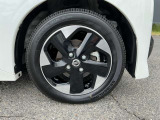 おしゃれは足元から。日産純正のアルミホイールで足元すっきり。タイヤサイズは155/65R14になります