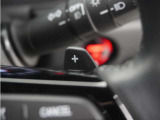 ◆減速セレクター装備◆ステアリングホイールの左右に取り付けられた2つのパドルスイッチで減速の強さを調整。 左側の「-」を操作すると減速を強く、右側の「+」を操作すると減速を弱くすることができます。
