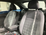 無段階調整の手動シートは衝突安全性を考え、リクライニングをダイヤル式にしております。正しい乗車姿勢によって運転のしやすさと、万が一の際に乗員保護能力を最大限に高めます。