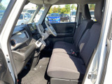前席は座面が広く、乗り込んだ際にゆったりと腰掛けられる印象です。運転席から前方の見通しも確保され、明るい車内で毎日の移動を心地よく支えます。
