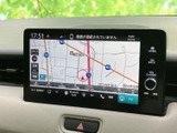 地図表示やオーディオの選択を画面と手元のスイッチで行え、目的地の確認から音楽選びまで日常の移動をサポートします。表示が見やすく、操作の流れもつかみやすい装備です。