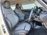 ●前席:ゆったりとしたドライバースペースで、長時間の運転でも快適にお過ごしいただけます。