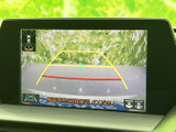 後方映像に加えて進路の目安となるガイド線も表示され、駐車時の確認をサポートします。車両の周囲を目視で確認しながら、後退時の操作に役立てられる装備です。