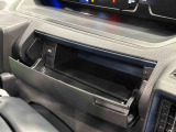 小物が収納できる運転席側インパネアッパーボックス。 ボックス内にはUSBソケットが一口