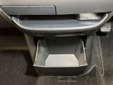 お気に入りのCDなどが収納できる格納式ボックス★