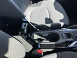 センターコンソールには収納ボックスと2つ分のボトルホルダーが付いています!運転席廻りの装備が充実していて快適ですね♪
