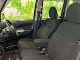 前席は運転席と助手席が並び、座面や背もたれにゆとりを感じられる配置です。窓から周囲を見渡しやすく、助手席の方も外の様子を確認しながら落ち着いて過ごせる室内空間です。