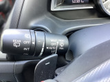 レバーをAUTOの位置にしているとき、レインセンサーが雨を感知すると、雨量に応じてワイパーが自動で作動してくれるオートワイパーを装備!
