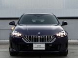 【BMWの伝統】BMWの特徴的な&ldquo;キドニーグリル&rdquo;は、80年以上続く伝統の形でございます。変わらないこだわりのデザインが、プレミアムブランド&ldquo;BMW&rdquo;を創り出します。