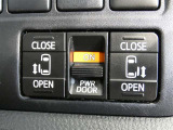 電動スライドドアのスイッチで車内からもスライドドアの開閉ができます。イージークローザー機能で半ドアになることも防止してくれます。