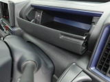 運転席の前にあるインパネアッパーボックスは小物入れとしても使用できます。
