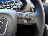 運転中にステアリングから手を離すことなくメディア操作や音量調節ができるようにステアリングにボタンが設定されております。