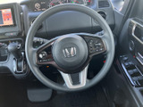 手元に複数のスイッチを備え、運転姿勢を大きく変えずに各種機能へアクセスできます。メーターや周辺装備も見渡しやすく、運転中の操作をサポートする仕様です。
