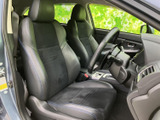 ドアを開けると、運転席と助手席が見渡せるすっきりとした室内が広がります。座面と背もたれは身体を支える形状で、前方の視界も確保しやすく、乗り降り後も落ち着いて過ごせます。
