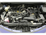 エンジンルームの樹脂部分は丁寧に磨いてツヤをだしています。当社の中古車のエンジンルームクリーニングはとても自信があります★