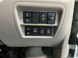 後席の両側スライドドアは運転席から指一本で開閉可能です。
