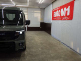 当店では専任のメカニックが大切なお客様のお車を一台一台丁寧に整備いたします。自社認証工場にてリフトアップし下回りまでキッチリ検査いたします。