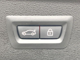 ●電動リアゲート:ワンタッチでリアゲートの開閉ができ、荷物などで両手が塞がっている状態でも簡単に開閉ができる便利機能です。