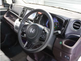 ◆視界広々で非常に運転しやすくロングドライブでも疲れを感じさせないすっきりとまとまったインパネ周りです。