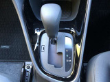 操作しやすいATシフトです。シフトチェンジを気にしなくてよいので運転だけに集中できますね。自然と手に届くところにある、手になじむ形状のシフトノブがいいですね。