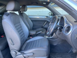 ●前席:ゆったりとしたドライバースペースで、長時間の運転でも快適にお過ごしいただけます。