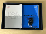 メンテナンスノート【点検整備記録簿・保証書】、取説も揃ってます。スマートキーはバッグなどにしまったままボタン操作でエンジン始動・停止やハイブリッドシステムの起動や停止ができて大変便利です