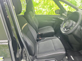 前席は運転席と助手席が並び、前方や左右の様子を確認しやすい見通しです。シートは身体を預けやすい形状で、乗り降りもしやすく、毎日の移動を快適に支えます。
