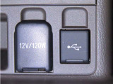 USB端子とパワーアウトレットを装備しております。